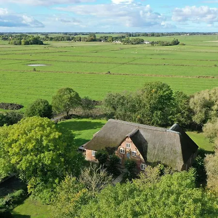 Historic With Moat On Eiderstedt 度假居