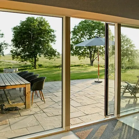 Historic With Moat On Eiderstedt Casa de Férias